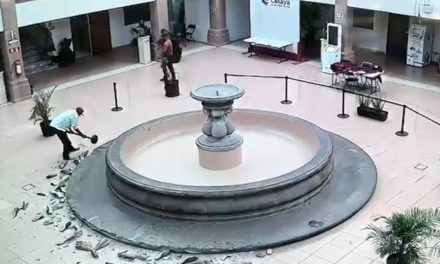Hombre ‘enviado por dios’ destruye fuente histórica en la Presidencia Municipal  de Celaya para ‘acabar con la corrupción’