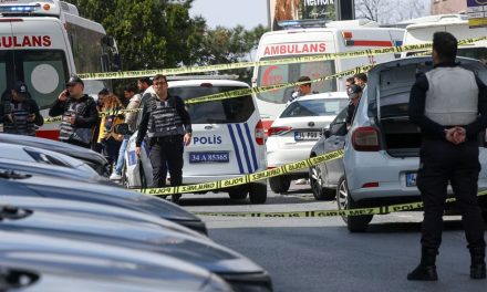 Alumno de 14 años mata a cuatro personas en un colegio en Turquía durante un tiroteo