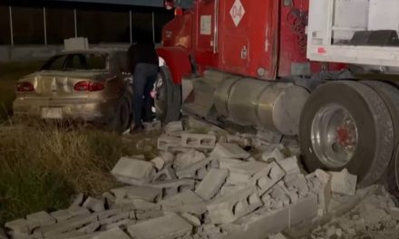 Tractocamión sin control provoca aparatoso accidente en la colonia Nazario Ortiz Garza