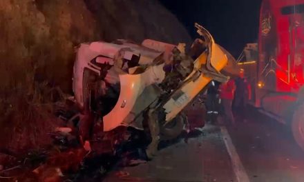 Vuelca tractocamión cargado con autopartes en Los Chorros