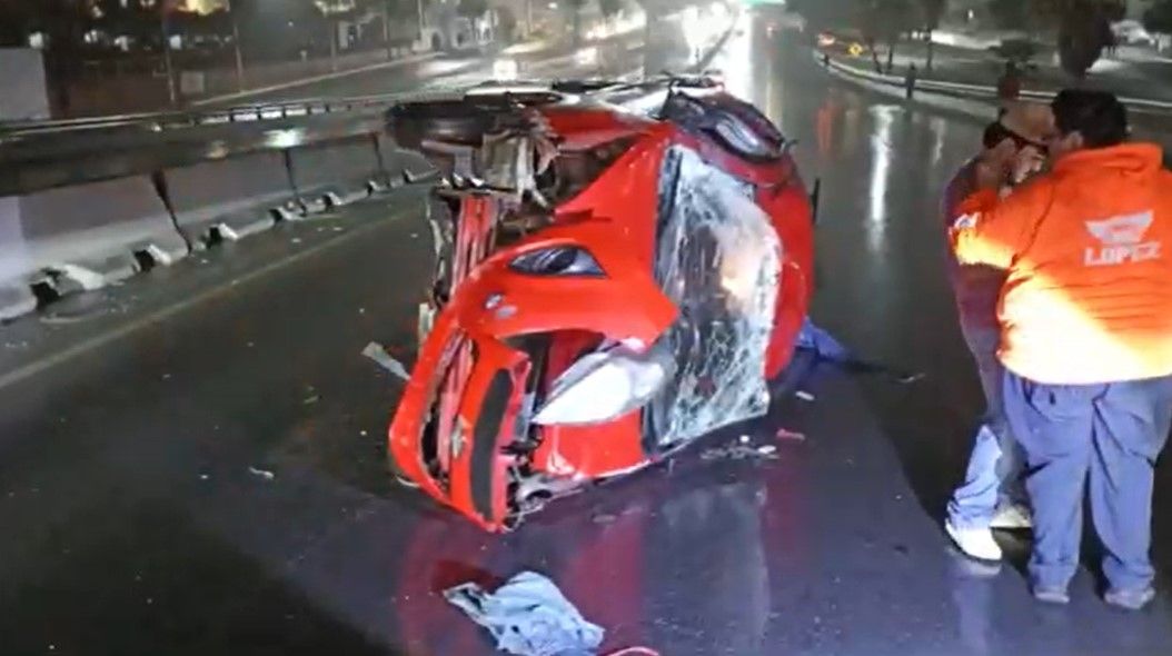 Saltillo: Accidente deja fuera pieza de concreto y ocasiona que auto sufra volcadura