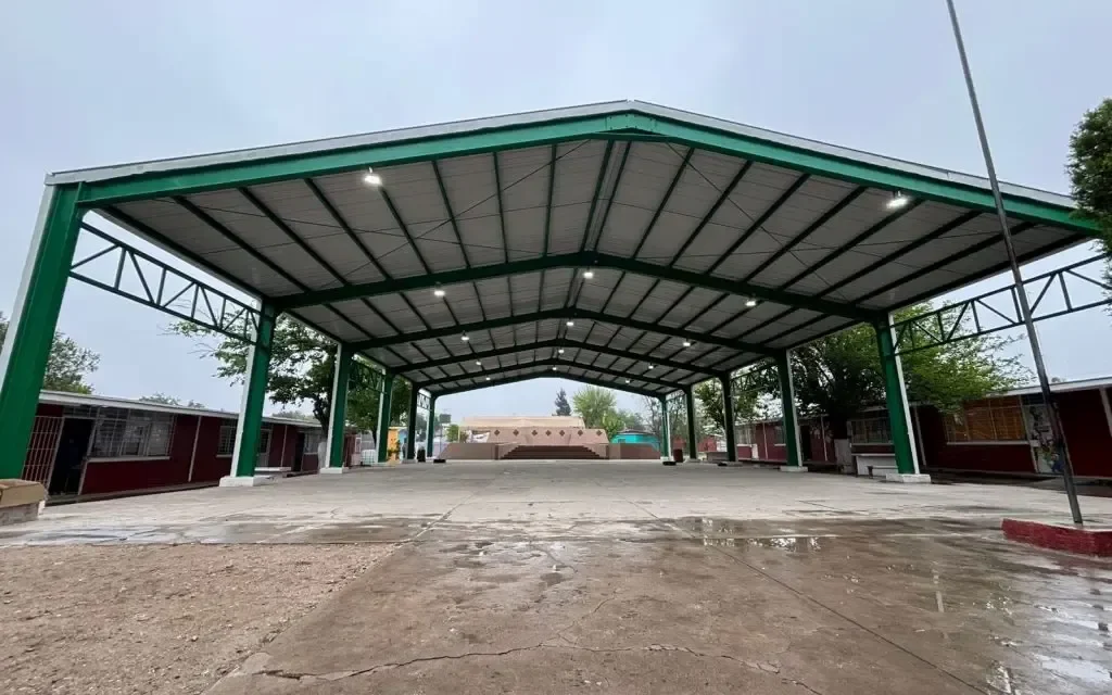 Supervisan colocación de techumbre en la escuela ‘Melchor Múzquiz’