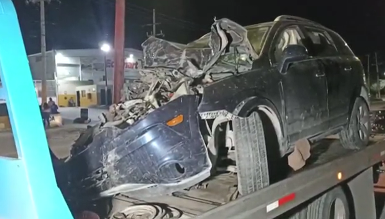 Saltillo: Se poncha, derrapa y choca, destrozó su camioneta en instantes