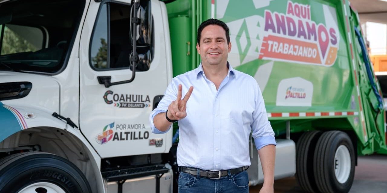 Entrega Javier Díaz ocho camiones recolectores de basura para Saltillo