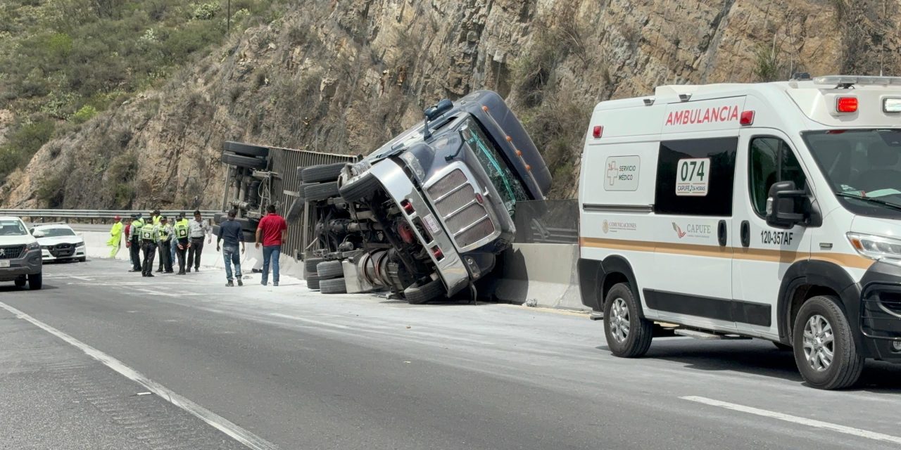 Vuelca tráiler en la 57 tramo Los Chorros