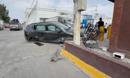 Saltillo: Ignora alto y provoca aparatoso accidente en la colonia Postal Cerritos