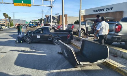 Se registra aparatoso accidente frente a la Torre Saltillo
