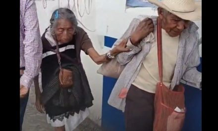 Adultos mayores luchan por sobrevivir vendiendo cacahuates