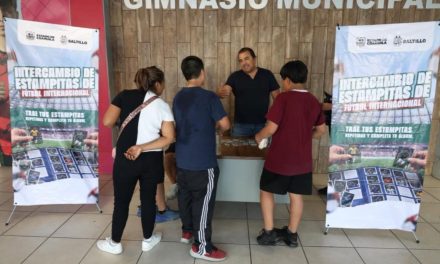 Aprovechan familias espacios de intercambio de estampitas en Saltillo