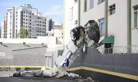 Video capta el momento en que avioneta se estrella contra edificio en Brasil