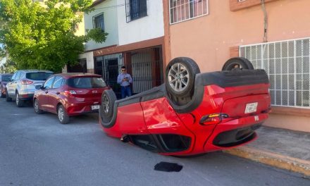 Conductora omite alto y provoca aparatosa volcadura en Miravalle