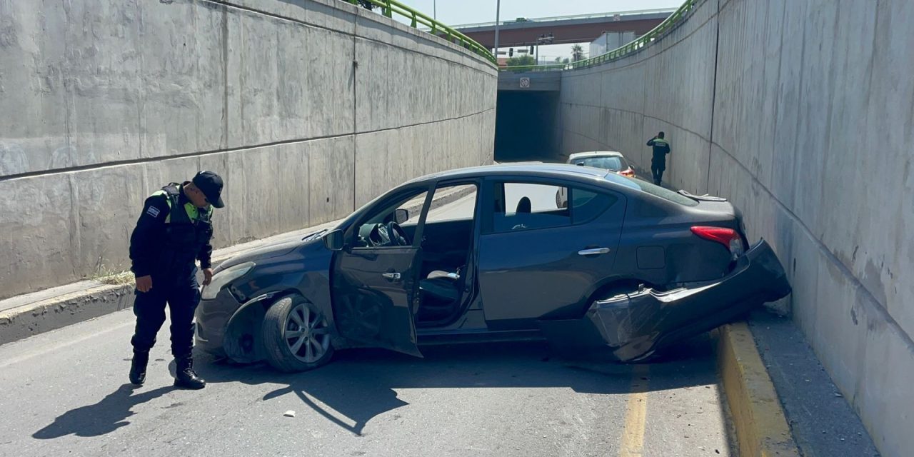 Auto ‘se estaciona’ en medio de paso a desnivel en Saltillo