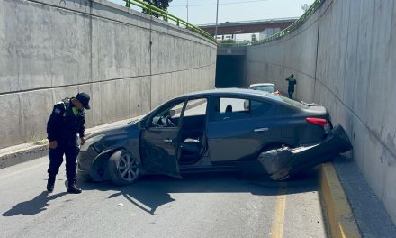 Auto ‘se estaciona’ en medio de paso a desnivel en Saltillo