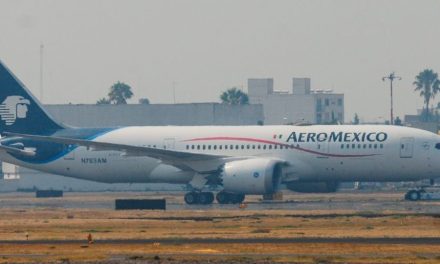 Vuelo donde iban Wendy Guevara y decenas de famosos regresan de emergencia a la CDMX por falla en el parabrisas