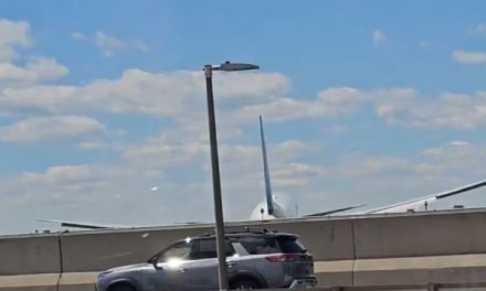 Avión de United Airlines roza poste y camión durante aterrizaje