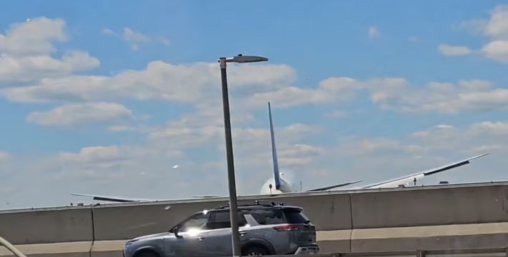 Avión de United Airlines roza poste y camión durante aterrizaje