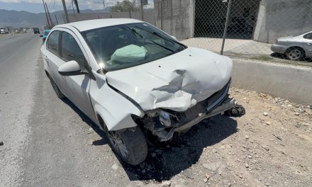 Mujer choca contra auto estacionado… y se lleva de encuentro una barda en Arteaga