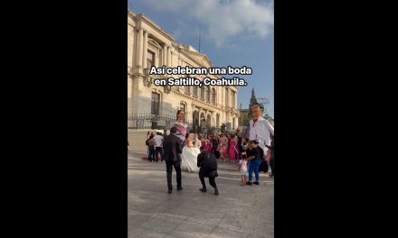 Boda se hace viral en Saltillo y sorprende a transeúntes del centro (video)
