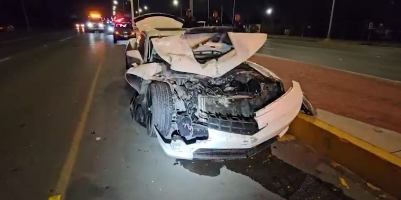 Camaro queda destrozado tras chocar contra transporte de personal en Ramos Arizpe