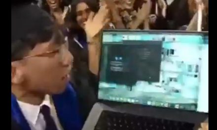 Graduado pierde su diploma tras presumir el uso de ChatGPT en sus exámenes