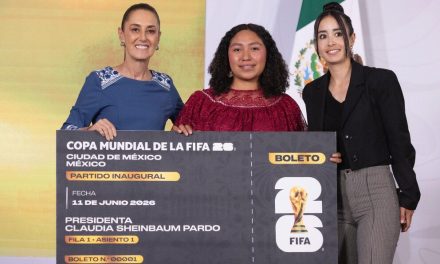 Sheinbaum hace entrega de los boletos a las ganadoras que asistirán a la inauguración del Mundial 2026