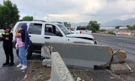 Saltillo: Conductor se queda dormido y choca contra muros en el Periférico