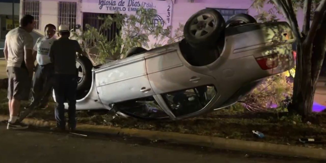 Conductor vuelca tras chocar contra árbol en Saltillo