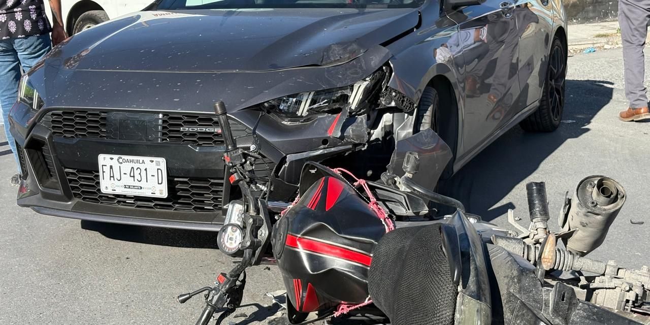 Auto ignora alto obligatorio y ocasiona accidente