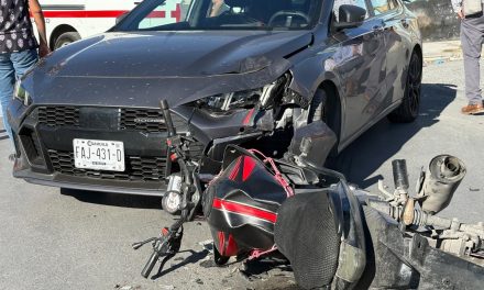 Auto ignora alto obligatorio y ocasiona accidente