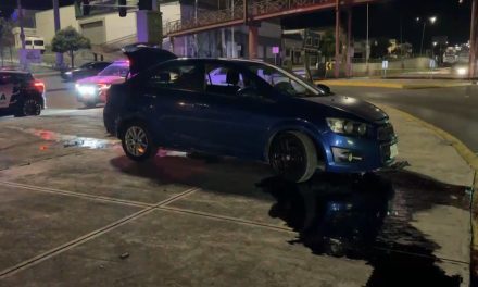 Saltillo: Se le termina la calle a ebrio y ‘elige’ un mal lugar para estacionarse