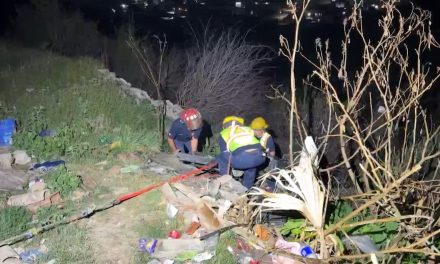 Saltillo: Huye de una patrulla y termina dentro de un arroyo con todo y motocicleta
