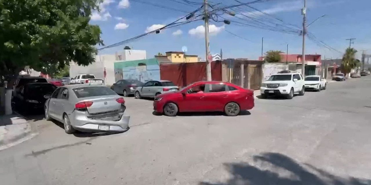 Ignora señal de alto y provoca choque con motociclista en Mirasierra