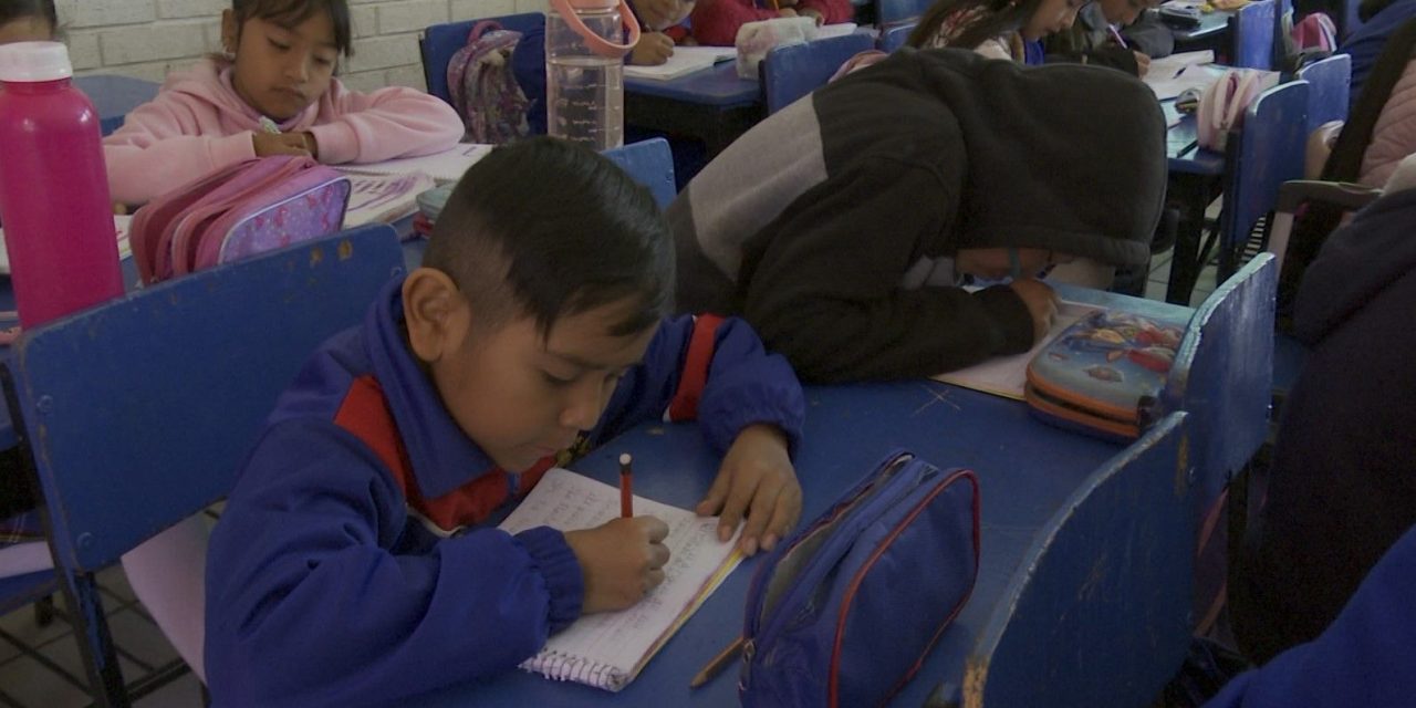 Inicia en Coahuila la entrega de tarjetas de la Beca Rita Cetina para el nivel primaria