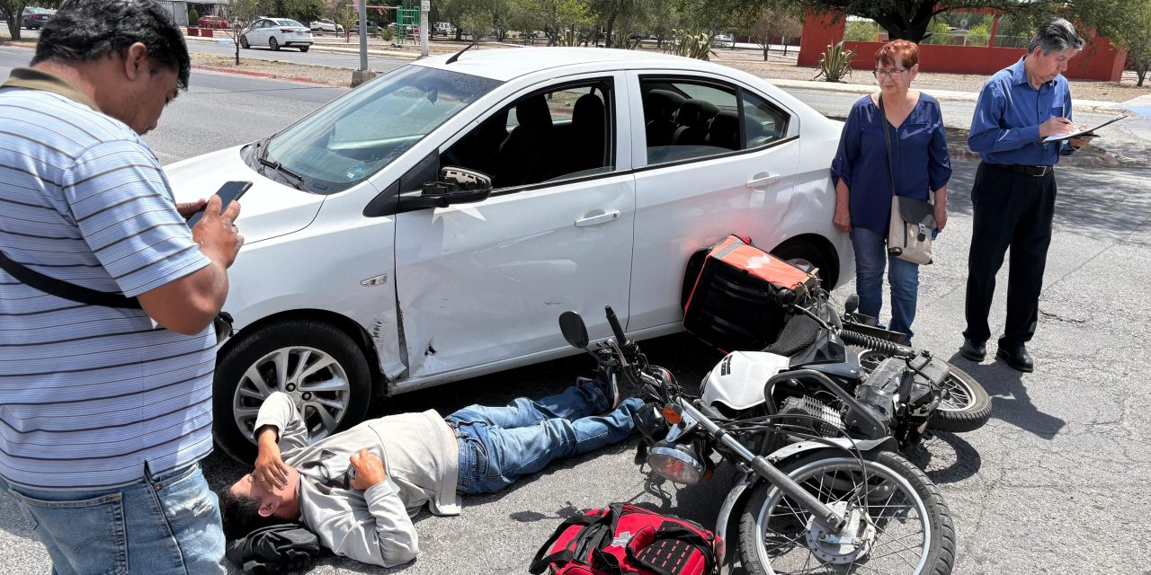Intenta ganarle el paso a motociclista y lo manda al hospital en Saltillo