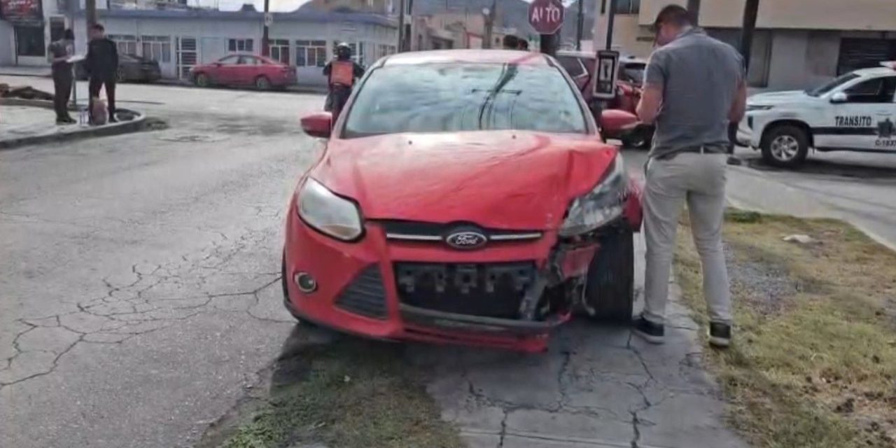Le quita el derecho de paso y colisionan en el centro de Saltillo