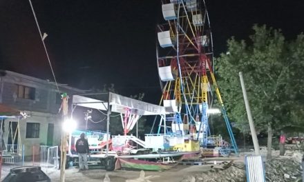 Mujeres caen de juegos mecánicos durante celebración de la Santa Cruz en Saltillo