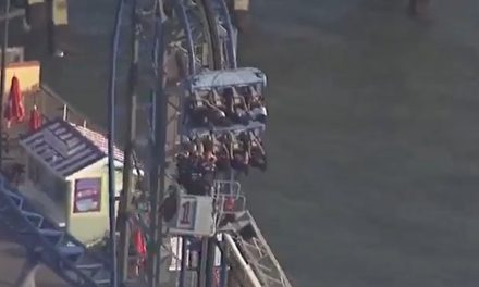 Terror en las alturas: Rescatan a ocho personas atrapadas en montaña rusa de Texas