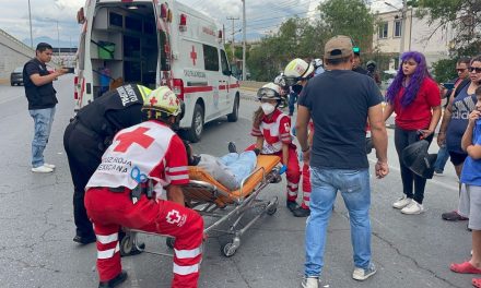 Saltillo: Motociclista menor de edad resulta lesionado tras accidente en periférico
