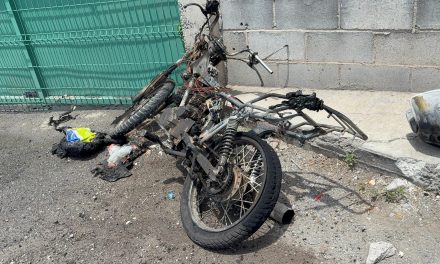 Saltillo: Motocicleta arde en llamas tras fuga de combustible en Virreyes Colonial