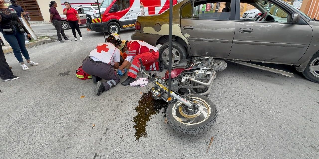 Saltillo: Motociclista termina fracturado tras ignorar alto en Vista Hermosa