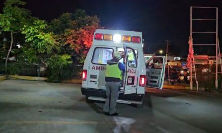 Motociclista resulta lesionado tras choque con taxi en Saltillo