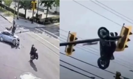 El accidente en Canadá que parece sacado de la IA pero fue completamente real… moto quedó arriba del semáforo (video)