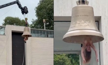 Video: Artista aparece colgada sin ropa dentro de una campana para advertir sobre el ‘apocalipsis climático’
