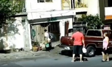 Vendedor de flores vive encuentro paranormal con una ’niña fantasma’, le pide una flor de ofrenda