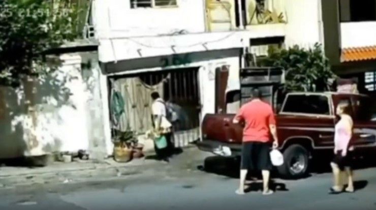 Vendedor de flores vive encuentro paranormal con una ’niña fantasma’, le pide una flor de ofrenda