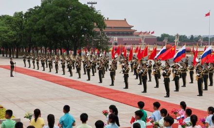 Putin ignora el efusivo saludo de los ‘niños saltarines’ que cautivó a Trump en Beijing