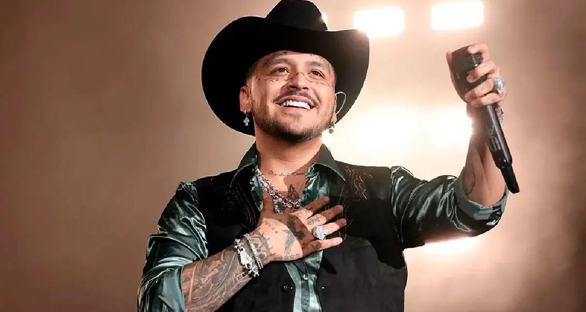 Christian Nodal estalla en risas tras inesperada propuesta de una fan