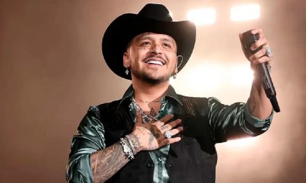 Christian Nodal estalla en risas tras inesperada propuesta de una fan