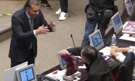 Así reaccionó Noroña cuando le llevan una playera ‘Yo con Rocha’ (video)