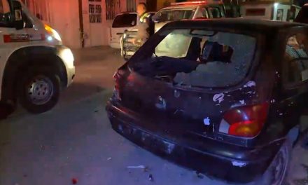 Pareja en motocicleta choca contra auto estacionado en Saltillo